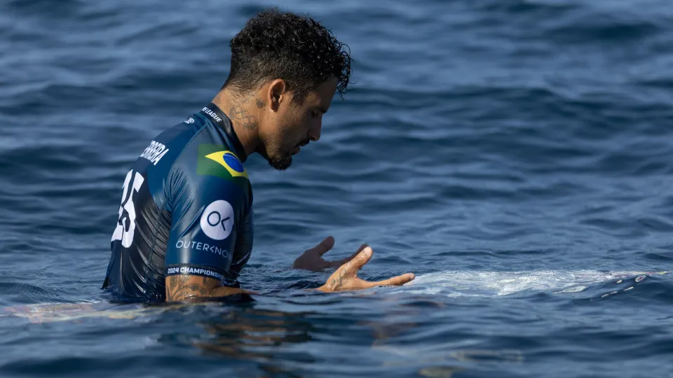 Italo quebra prancha, é eliminado e pode perder liderança no Mundial de Surfe
