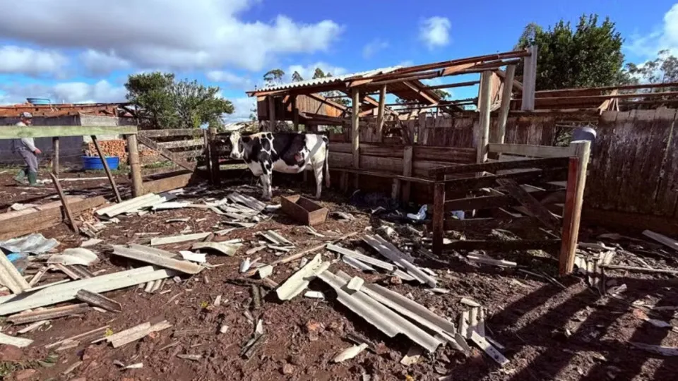 Tornado destrói pavilhão e danifica 285 casas no Rio Grande do Sul