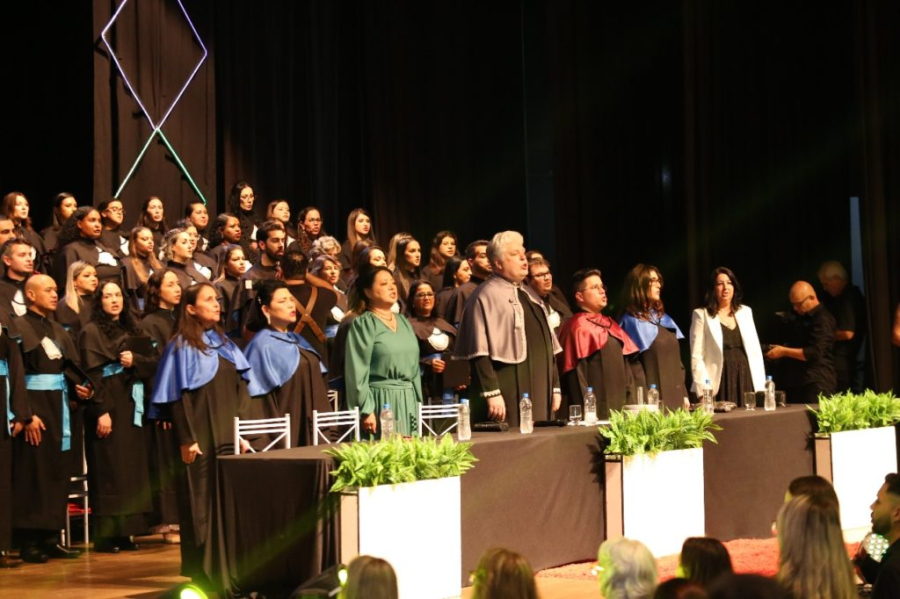 Unicentro diploma 87 profissionais em solenidade no Cine Teatro Fênix