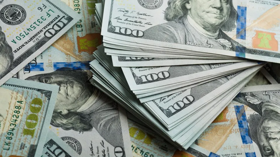 Dólar sobe para R$ 5,68 com anúncio de acordo entre EUA e China