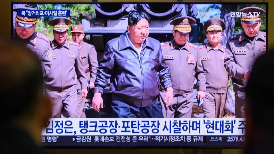 Kim Jong-un supervisiona exercícios e reforça apoio à Rússia