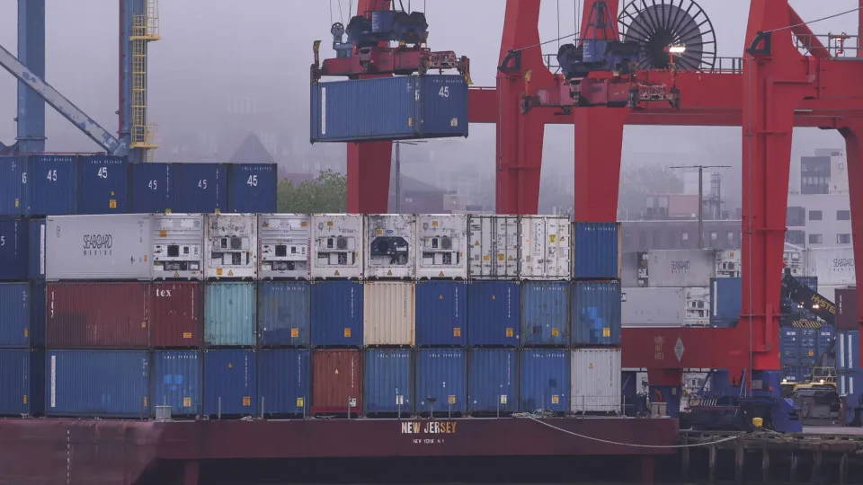 EUA e China suspendem taxas por 90 dias a partir de hoje