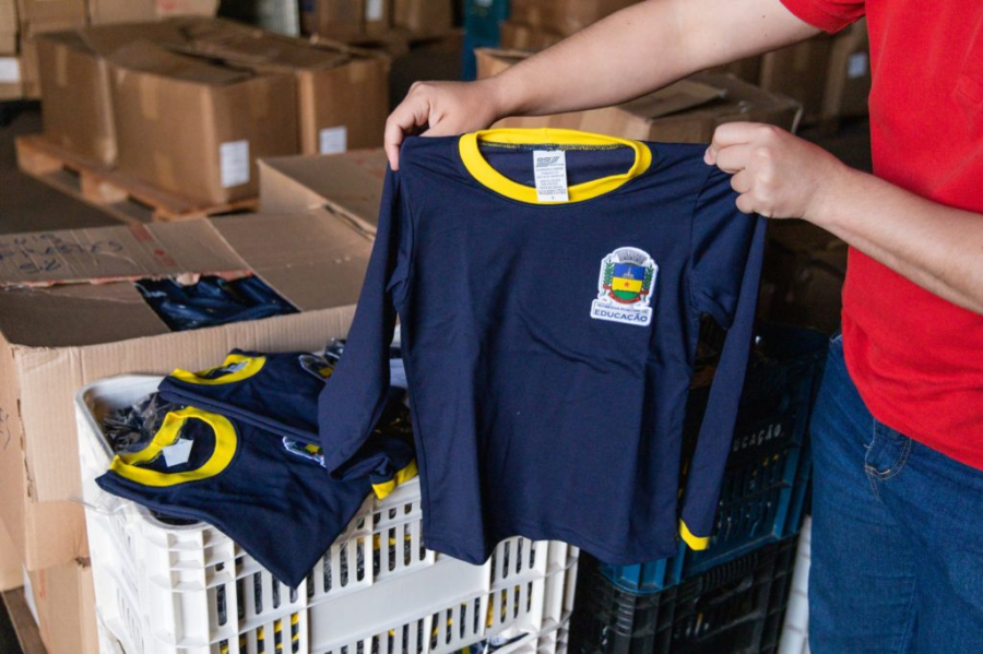 Entrega dos primeiros uniformes escolares aos estudantes da rede municipal é iniciada pela Prefeitura de Apucarana
