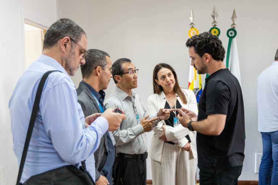 A Caixa Econômica Federal entrega à prefeitura o relatório referente às obras do futuro Hospital de Apucarana