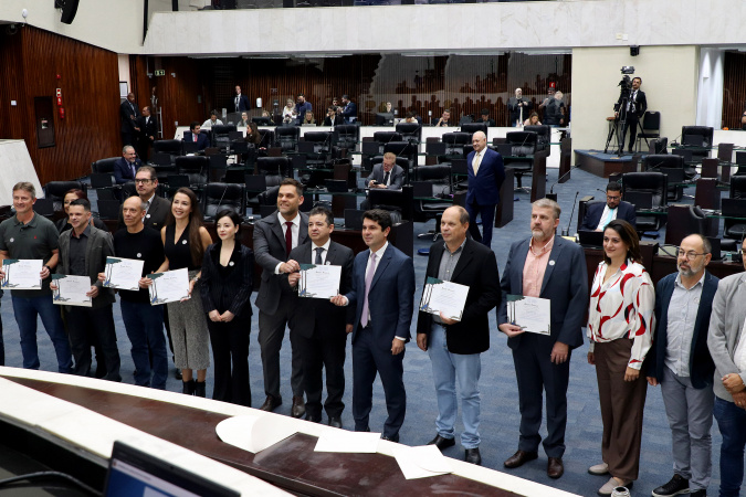 Meteorologistas do Simepar recebem homenagem da Assembleia Legislativa