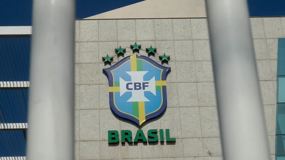 Como a 'central de transferências' da CBF atua no fechamento da janela