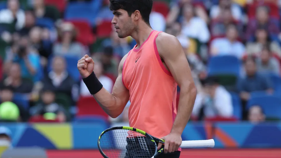 Alcaraz vai à semi do US Open e aguarda possível duelo com Djokovic