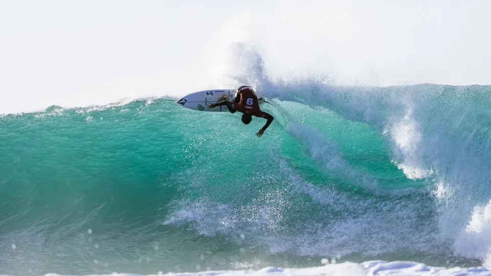 Yago Dora celebra 'vida adulta' com título mundial de surfe e afago no pai