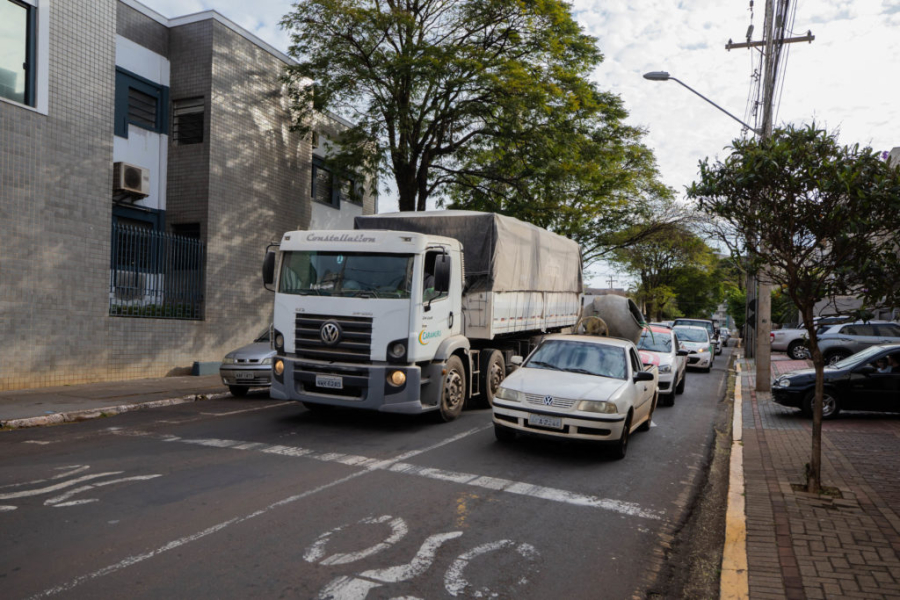 Trânsito interrompido na Rua Clotário Portugal nesta quinta-feira para poda e remoção de árvores
